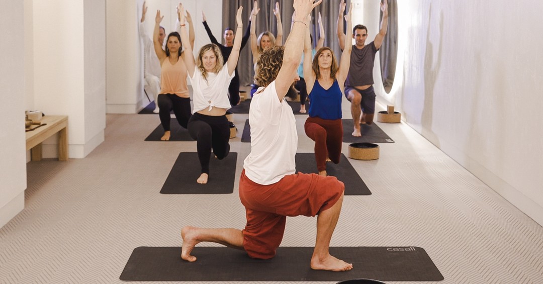¿Sabes que practicar yoga te pueden ayudar también a bajar de peso?
Aunque es una actividad que no genera mucho gasto de energía, puede ser igual de efectiva para perder peso que caminar en la cinta.
.
Practicar Yoga mejora la postura, nos aleja del estrés y puede ayudarnos a lucir mejor mientras perdemos peso. ¿Cuál es tu práctica preferida? ¿Hot Yoga | Yoga Aéreo | Hatha | Vinyasa…?
.
#sienteladiferencia #bilbao #fitness #motivaciondeportiva #gimnasio #healthy #gym #gimnasiobilbao #lifestyle #salud #wellness #verybilbao #bambooyogabilbao #yoga