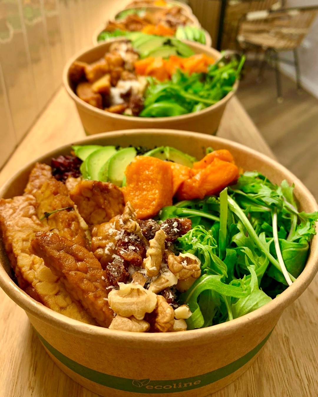Si tu problema para comer sano es la falta de tiempo para cocinar, 👆 ¡tenemos la solución! De lunes a viernes en #themiller te ofrecemos 2 opciones de FIT BOWL
a elegir que se pueden complementar con zumo cold press del día y un postre súper sano: nuestro yogur, nut bar o brokie. ¡Que aproveche!
🍊 🍍 🍈 🍆
.
#sienteladiferencia #bilbao #fitness #motivaciondeportiva #gimnasio #healthy #gym #gimnasiobilbao #lifestyle #salud #wellness #verybilbao #comersano #healthyfood #goodfood #fitbowl #themiller