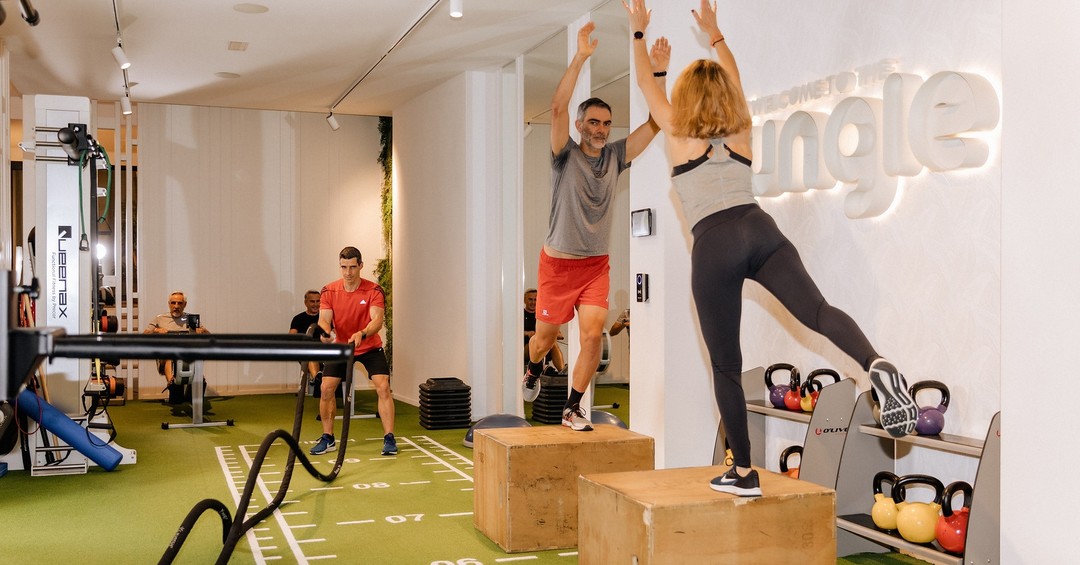 ¿Y si te decimos que puedes realizar un entrenamiento completo en 30 minutos?
𝐓𝐡𝐞 𝐉𝐮𝐧𝐠𝐥𝐞 🌴 es lo que necesitas.
𝖢𝗂𝗋𝖼𝗎𝗂𝗍𝗈𝗌 𝖧𝖨𝖨𝖳 en grupos reducidos con los que conseguirás mejorar tu condición física general.
¡Te esperamos!
Consulta los horarios de las clases en la web
.
#sienteladiferencia #bilbao #fitness #motivaciondeportiva #verybilbao #gimnasio #healthy #gym #gimnasiobilbao #lifestyle #salud #wellness #dominadas #thejungle