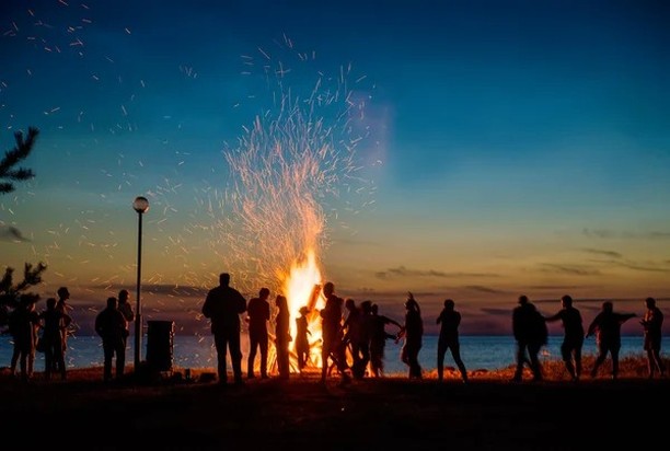 Feliz Noche de San Juan 🔥 Esta noche está llena de simbolismo y rituales que utiliza como telón de fondo el deshacernos de todo aquello que ya no sirve para dar paso a lo nuevo.
Hoy es un buen día para pararnos a hacer «inventario» e ir desalojando todo lo que ocupa un lugar que no le corresponde porque hace ya tiempo que hizo su función. Y con la intención de atraer todo lo bueno a partir de ahora.
.
No te olvides escribir tus deseos y quemar todo lo negativo.
.
#sienteladiferencia #bilbao #fitness #motivaciondeportiva #gimnasio #healthy #gym #gimnasiobilbao #lifestyle #salud #wellness #sanjuan