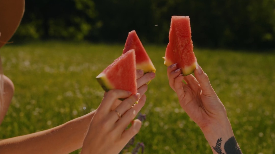 🍉Refrescante, Sabrosa y Dulce 🍉 Hoy es el Día Mundial de la Sandía.
Es una fuente de energía para contrarrestar el cansancio en fases de estrés o esfuerzo físico. Contiene gran cantidad de L-citrulina, una sustancia que produce el relajamiento de los vasos capilares. ¡𝐐𝐮𝐞 𝐧𝐨 𝐭𝐞 𝐟𝐚𝐥𝐭𝐞 𝐞𝐬𝐭𝐞 𝐯𝐞𝐫𝐚𝐧𝐨!
.
¿Eres más de sandía o melón?
.
#bilbao #fitness #motivaciondeportiva #gimnasio #healthy #gym #gimnasiobilbao #lifestyle #salud #wellness #healthyfood #comersano #watermelon #alaricasandia