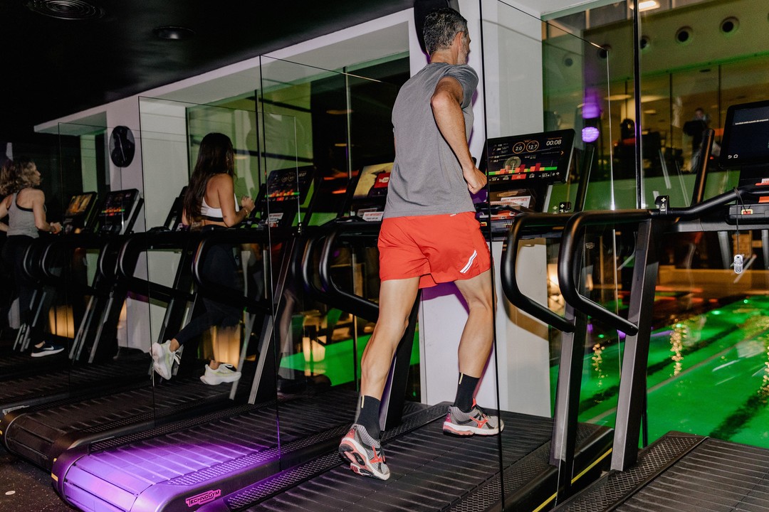 ¿Sofá, manta y peli? ¿Te sientes tentado y lo prefieres antes que venir a entrenar?
Aquí tienes algunos 𝐜𝐨𝐧𝐬𝐞𝐣𝐨𝐬 para motivarte y evitar que caigas en la tentación…
ENCUENTRA EL 𝖯𝖫𝖠𝖭 𝖣𝖤 𝖤𝖭𝖳𝖱𝖤𝖭𝖠𝖬𝖨𝖤𝖭𝖳𝖮 𝖠𝖣𝖤𝖢𝖴𝖠𝖣𝖮 PARA TI:
Cuando miras tu rutina ¿piensas que nunca conseguirás terminarla? Intenta concentrarte en los primeros días y avanza poco a poco. Así, el nivel de las siguientes sesiones no te desanimará.
Cuanto más te fortalezcas, más fácil te serán los entrenamientos. Los cambios llevan tiempo. ¡paciencia!
DEFINE TU 𝖮𝖡𝖩𝖤𝖳𝖨𝖵𝖮:
Lo tenemos muy claro: necesitas un objetivo. Los objetivos te motivan a no rendirte y a mantener el foco.
AÑÁDELE UN 𝚃𝙾𝚀𝚄𝙴 𝙴𝚂𝙿𝙴𝙲𝙸𝙰𝙻 A TUS ENTRENAMIENTOS:
¿Te aburres? Busca nuevos incentivos o retos. Además de ayudarte a recuperar la motivación, añadirán más diversión a tus entrenos. Puedes combinar tu rutina con alguna clase a la que no hayas probado antes.
𝖭𝖮 𝖣𝖤𝖩𝖤𝖲 𝖰𝖴𝖤 𝖫𝖠𝖲 𝖯𝖠𝖴𝖲𝖠𝖲 𝖳𝖤 𝖣𝖤𝖲𝖬𝖮𝖳𝖨𝖵𝖤𝖭:
¿Has tenido que tomarte un descanso durante un tiempo? No empieces en el punto en el que lo dejaste. Dale un poco de tiempo al cuerpo para alcanzar el nivel en el que estabas antes del parón. Empieza por un nivel un poco más bajo y ve subiéndolo poco a poco. Recuerda: el éxito a largo plazo no se consigue de un día para otro.
.
Y a ti…¿Qué te hace levantarte del sofá?
.
#sienteladiferencia #bilbao #fitness #motivaciondeportiva #gimnasio #healthy #gym #gimnasiobilbao #lifestyle #salud #wellness